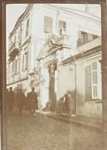 3034 Tο Δημαρχείο της Θεσσαλονίκης στην οδό Μεγάλου Αλεξάνδρου, στην ανατολική γωνία με την παλιά οδό Πτολεμαίων (νυν Ιουστινιανού), 3