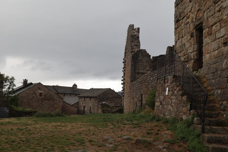 2024_09_07 De la Garde-Guérin à Villefort, IMG_7734 La cour du château de la Garde-Guérin