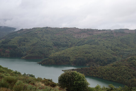 2024_09_07 De la Garde-Guérin à Villefort, IMG_7748 Entre la Garde-Guérin et la plage du lac de Villefort, le lac