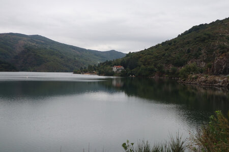 2024_09_07 De la Garde-Guérin à Villefort, IMG_7768 Le lac de Villefort depuis la D906