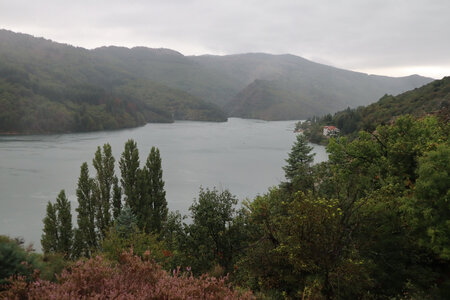 2024_09_07 De la Garde-Guérin à Villefort, IMG_7769 Le lac depuis la montée vers la chapelle Saint-Loup